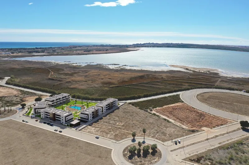 Nieuwbouw appartementen met toeristische vergunning en uitzicht op de lagune in El Raso Guardamar del Segura