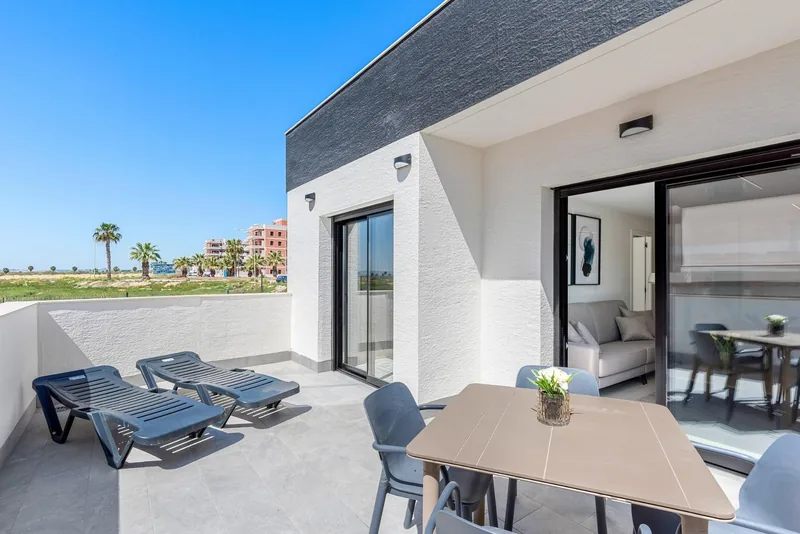Nieuwbouw appartementen met toeristische vergunning en uitzicht op de lagune in El Raso Guardamar del Segura